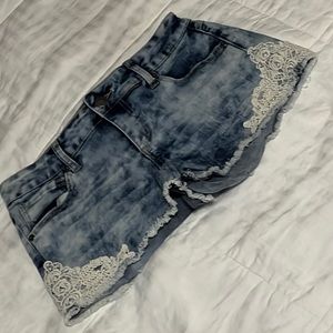 Thread market denim shorts